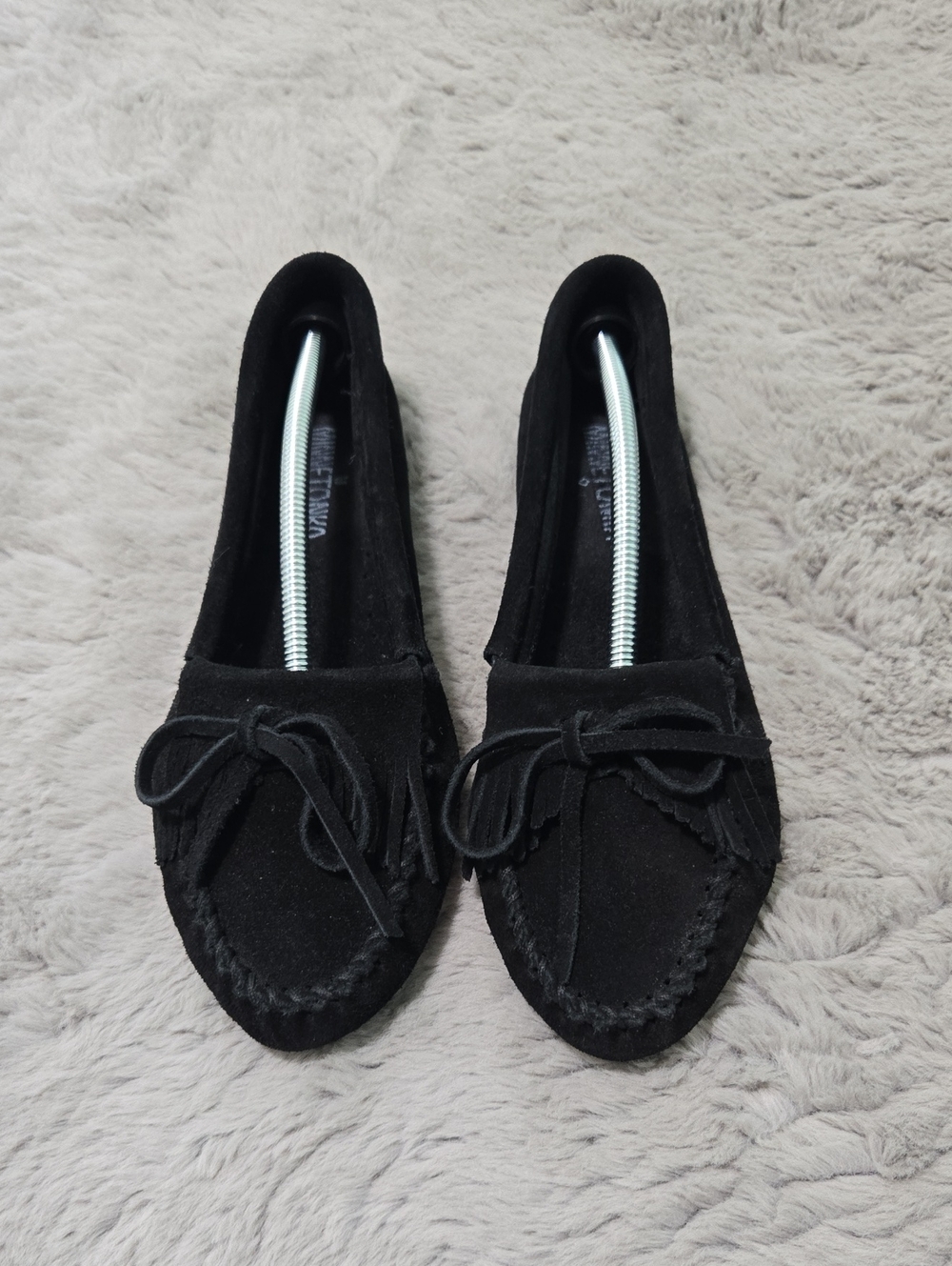 Minnetonka Women's Kilty hardsole moccasins in black suede size 8